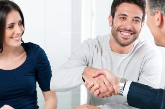 Mitarbeiter bei der Neuwahl des Betriebsrates - demokratische Mitbestimmung im Unternehmen