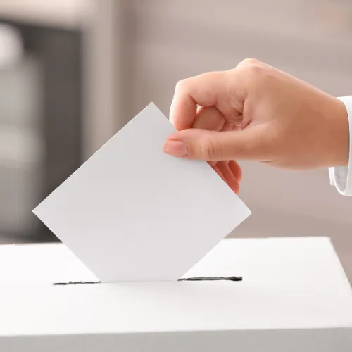 Kollegen stimmen bei Betriebsratswahlen ab - Betriebsräte in unsicheren Zeiten durch gemeinsame Entscheidungen stärken