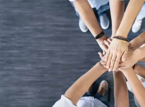 Zusammenhalt unter Kollegen bei der Betriebsratswahl - Betriebsräte in unsicheren Zeiten für eine solidarische Arbeitswelt
