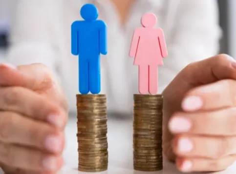 Verhandlung zwischen Betriebsrat und Geschäftsführung zur Beseitigung von Lohndiskriminierung am Arbeitsplatz