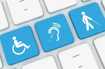 Symbolbild Barrierefreiheitsstärkungsgesetz: Laptop mit barrierefreier Website