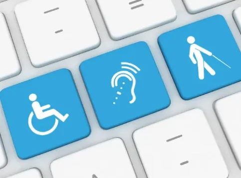 Symbolbild Barrierefreiheitsstärkungsgesetz: Laptop mit barrierefreier Website