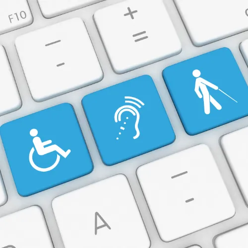 Symbolbild Barrierefreiheitsstärkungsgesetz: Laptop mit barrierefreier Website