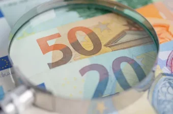 Betriebsrat berät Mitarbeiterin zum Entgelttransparenzgesetz und ihren Rechten auf Lohngleichheit am Arbeitsplatz