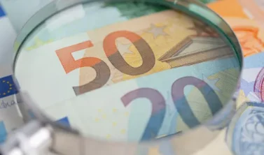 Betriebsrat berät Mitarbeiterin zum Entgelttransparenzgesetz und ihren Rechten auf Lohngleichheit am Arbeitsplatz