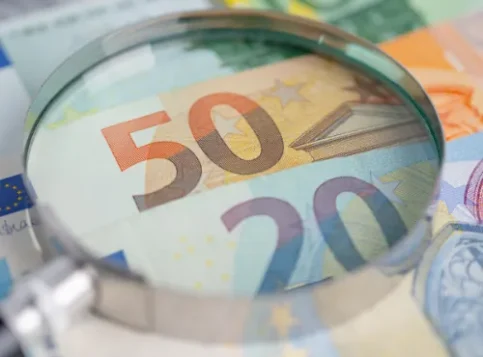 Betriebsrat berät Mitarbeiterin zum Entgelttransparenzgesetz und ihren Rechten auf Lohngleichheit am Arbeitsplatz