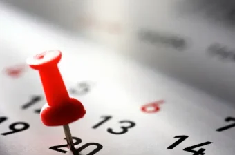 Wahlvorstand bereitet Betriebsratswahl 2026 vor mit Wahlunterlagen und Kalendern auf dem Schreibtisch im Büro