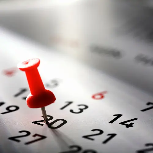 Wahlvorstand bereitet Betriebsratswahl 2026 vor mit Wahlunterlagen und Kalendern auf dem Schreibtisch im Büro