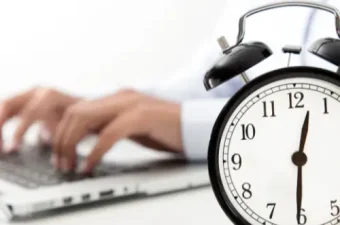 Betriebsrat bespricht Arbeitszeit in der digitalen Arbeitswelt mit Smartphone und Laptop auf dem Konferenztisch im Hintergrund