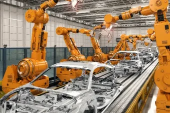 Ein Roboterarm arbeitet in einer Fabrikhalle