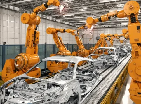 Ein Roboterarm arbeitet in einer Fabrikhalle