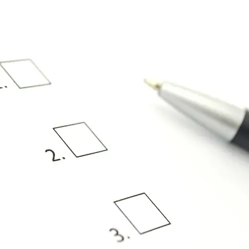 Symbolische Darstellung Betriebsratswahl mit Wahlurne, Stimmzetteln und dem Datum 1. März bis 31. Mai 2026 im Hintergrund