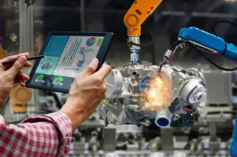 EinMitarbeiter überprüft am Computer die Produktionsergebnisse nach der erfolgreichen Automatisierung