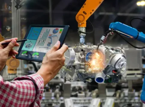 EinMitarbeiter überprüft am Computer die Produktionsergebnisse nach der erfolgreichen Automatisierung