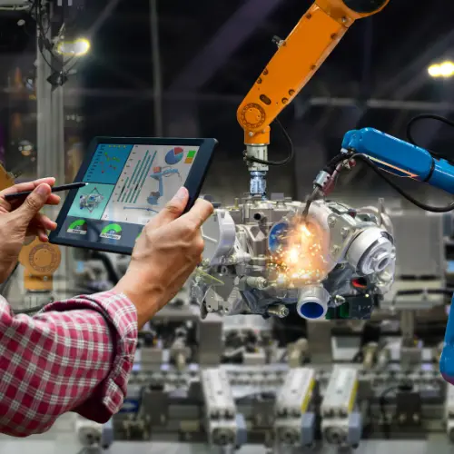 EinMitarbeiter überprüft am Computer die Produktionsergebnisse nach der erfolgreichen Automatisierung
