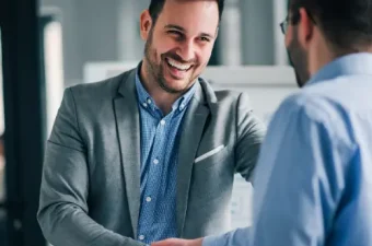 Junge Beschäftigte kandidieren für Betriebsratswahl 2026 mit Wahlunterlagen und motiviertem Team