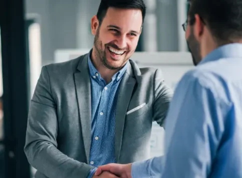 Junge Beschäftigte kandidieren für Betriebsratswahl 2026 mit Wahlunterlagen und motiviertem Team