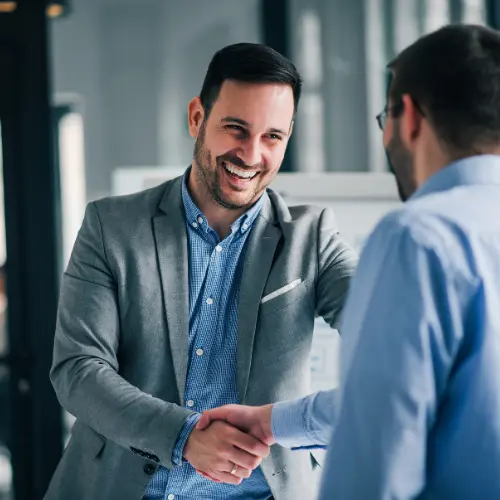Junge Beschäftigte kandidieren für Betriebsratswahl 2026 mit Wahlunterlagen und motiviertem Team