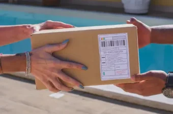 Betriebsrat bespricht Lieferkettengesetz und Sorgfaltspflichten für faire Arbeitsbedingungen mit Dokumenten