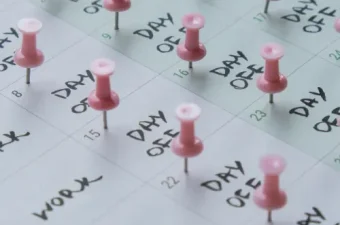 Kalender zeigt 4-Tage-Woche mit markiertem freien Tag für bessere Work-Life-Balance