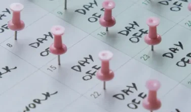 Kalender zeigt 4-Tage-Woche mit markiertem freien Tag für bessere Work-Life-Balance