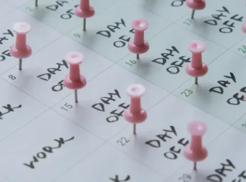 Kalender zeigt 4-Tage-Woche mit markiertem freien Tag für bessere Work-Life-Balance