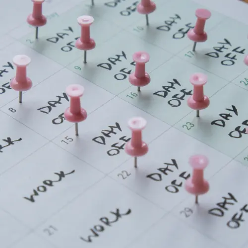 Kalender zeigt 4-Tage-Woche mit markiertem freien Tag für bessere Work-Life-Balance