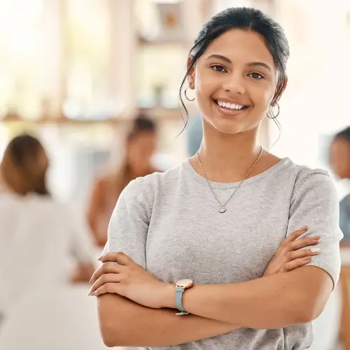 Eine junge Beschäftigte kandidiert für die Betriebsratswahl 2026