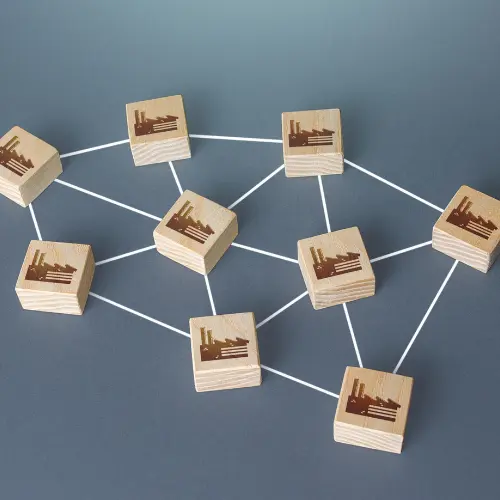 Globale Lieferkette mit Weltkarte und Symbolen für Lieferkettengesetz und Menschenrechtsstandards