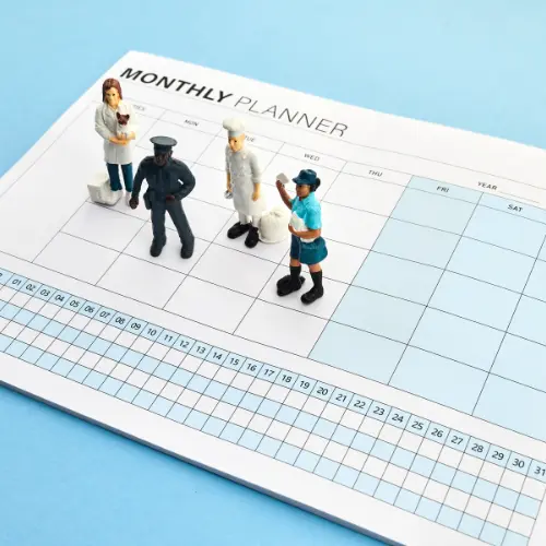 Betriebsrat hat 4-Tage-Woche am Konferenztisch mit Arbeitgeber und Dokumenten verhandelt