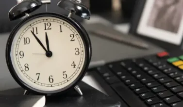 Digitaler Bildschirm, der eine Betriebsvereinbarung zur Arbeitszeiterfassung zeigt, die die Mitbestimmungsrechte des Betriebsrats bei der Speicherung von Arbeitszeitdaten festlegt.