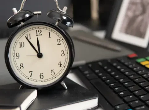 Digitaler Bildschirm, der eine Betriebsvereinbarung zur Arbeitszeiterfassung zeigt, die die Mitbestimmungsrechte des Betriebsrats bei der Speicherung von Arbeitszeitdaten festlegt.