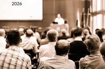 Drei Arbeitnehmer, die ein Dokument zur Einberufung der Wahlversammlung unterzeichnen und damit den Startschuss für die Betriebsratswahl 2026 geben.