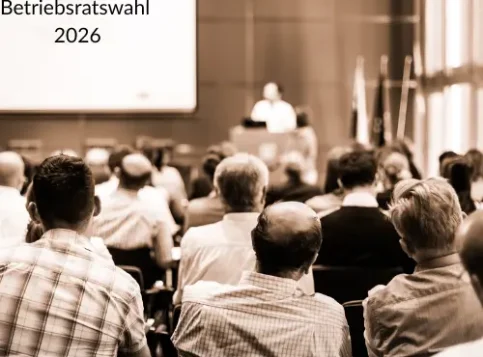 Drei Arbeitnehmer, die ein Dokument zur Einberufung der Wahlversammlung unterzeichnen und damit den Startschuss für die Betriebsratswahl 2026 geben.