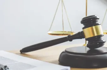 Ein Betriebsratsteam, das gemeinsam die Gesetze für 2026 liest, um die neuen Gesetze und deren Auswirkungen auf die Personalplanung zu verstehen.