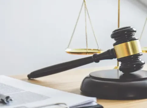 Ein Betriebsratsteam, das gemeinsam die Gesetze für 2026 liest, um die neuen Gesetze und deren Auswirkungen auf die Personalplanung zu verstehen.