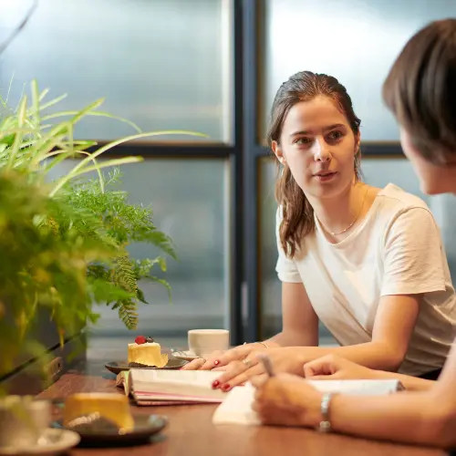 Checkliste mit den Kriterien zur Gestaltung fairer Jahresgespräche (Objektivität, Vertrauensperson, Korrekturmöglichkeit) nach den Vorgaben des Betriebsrats.