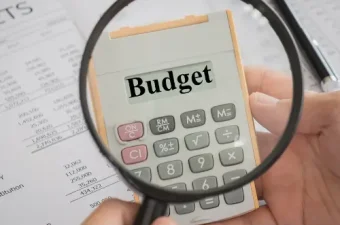 So nehmen Betriebsräte und der Wirtschaftsausschuss aktiv Einfluss auf die Budgetplanung 2026. Erfahren Sie, welche Informations- und Mitbestimmungsrechte bei Personalabbau, Investitionen und Restrukturierung greifen.