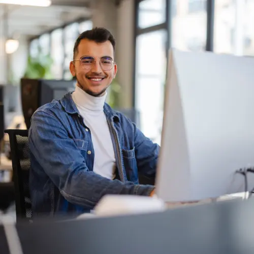 Junge Mitarbeiter (Generation Z) im modernen Büro, die sich aktiv über die Betriebsratswahl 2026 informieren und über eine Kandidatur sprechen.