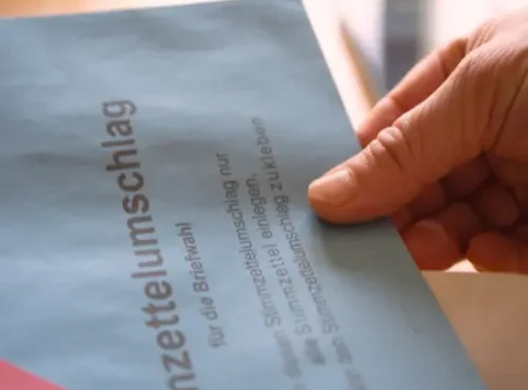 Briefwahl Betriebsratswahl: Wahlunterlagen mit Stimmzettel und Wahlumschlag für dezentrale Mitarbeiter im Homeoffice und Außendienst