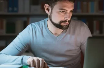 Betriebsrat prüft Arbeitszeiterfassung bei Vertrauensarbeitszeit zur Kontrolle von Mehrarbeit und Überstunden