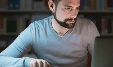 Betriebsrat prüft Arbeitszeiterfassung bei Vertrauensarbeitszeit zur Kontrolle von Mehrarbeit und Überstunden