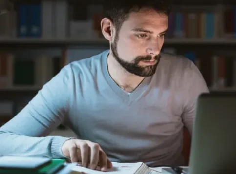 Betriebsrat prüft Arbeitszeiterfassung bei Vertrauensarbeitszeit zur Kontrolle von Mehrarbeit und Überstunden