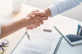 Betriebsvereinbarung zum Hinweisgeberschutzgesetz: Betriebsrat bespricht Regeln für interne Meldestelle und Hinweisgebersystem