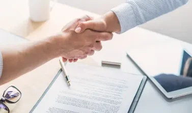 Betriebsvereinbarung zum Hinweisgeberschutzgesetz: Betriebsrat bespricht Regeln für interne Meldestelle und Hinweisgebersystem
