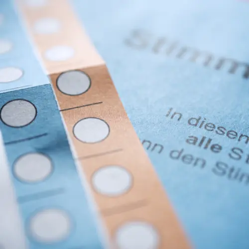 Organisation der Briefwahl Betriebsratswahl 2026: Wahlvorstand bereitet Briefwahlunterlagen für Beschäftigte in Schichtarbeit vor