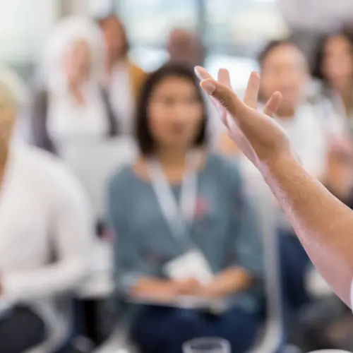 Last-Minute-Vorbereitung zur Betriebsratswahl: Wahlhelfer kontrollieren Wahlkabinen und Materialien für rechtssichere Durchführung