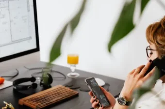 Mobiles Arbeiten im Homeoffice: Ergonomischer Arbeitsplatz mit Laptop und externer Tastatur gemäß Betriebsvereinbarung zum Gesundheitsschutz