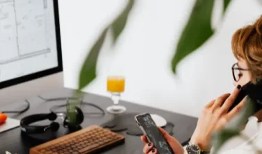 Mobiles Arbeiten im Homeoffice: Ergonomischer Arbeitsplatz mit Laptop und externer Tastatur gemäß Betriebsvereinbarung zum Gesundheitsschutz