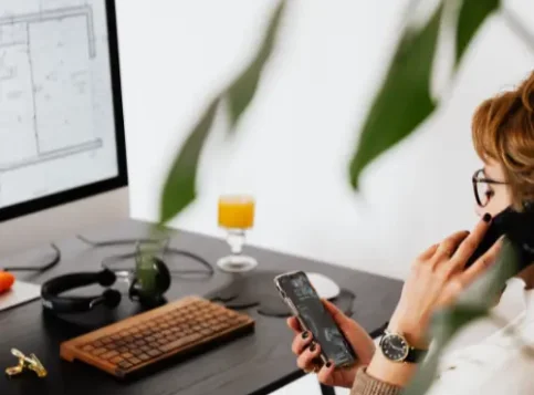 Mobiles Arbeiten im Homeoffice: Ergonomischer Arbeitsplatz mit Laptop und externer Tastatur gemäß Betriebsvereinbarung zum Gesundheitsschutz